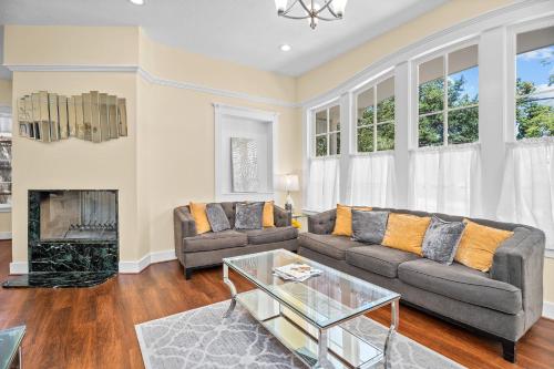 Gilded Carriage Haus with Hot Tub in Fredericksburg, USA