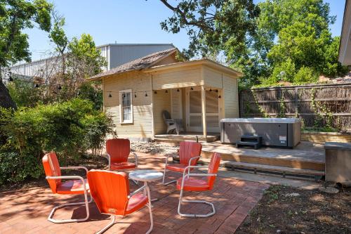 Gilded Carriage Haus with Hot Tub in Fredericksburg, USA