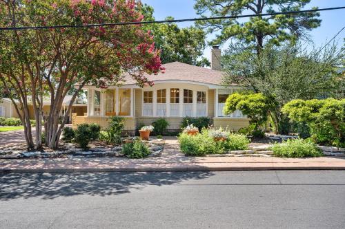 Gilded Carriage Haus with Hot Tub in Fredericksburg, USA