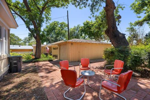 Gilded Carriage Haus with Hot Tub in Fredericksburg, USA