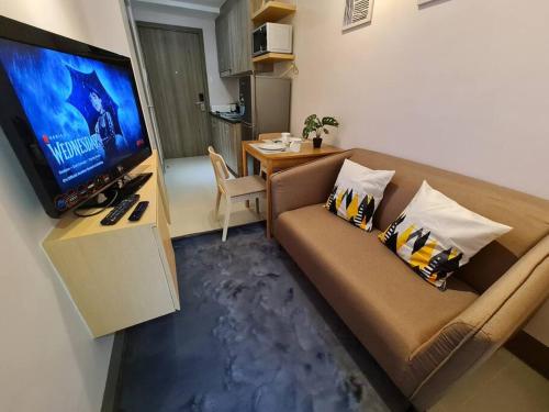 Chic 2 Bedroom EDSA APT with Balcony