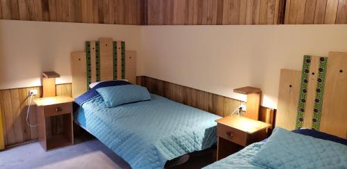 2 twin beds