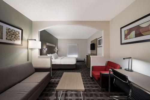 King Suite - Accessible/Non-Smoking