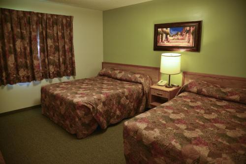 2 queen beds, 2 sofa beds