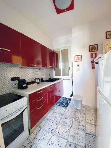 BEAUTIFUL renovated apartment ,NEXT TO THE BEACH ! AIR-C, FREE PARKING! 3