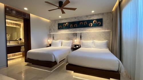 2 king beds, 2 queen beds