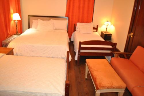 EWR AIRPORT Multilevel Guest House Room with 2-3 Beds in Newark, USA
