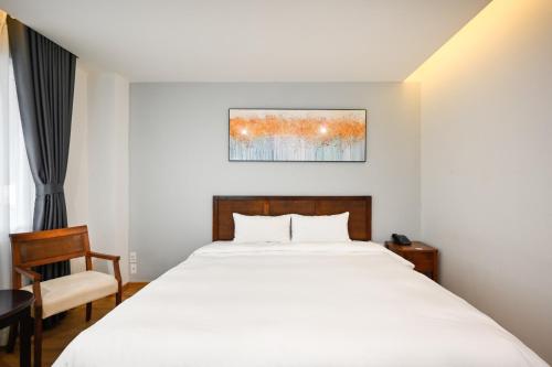 Pearl Central Hotel- Near Nguyen Hue street