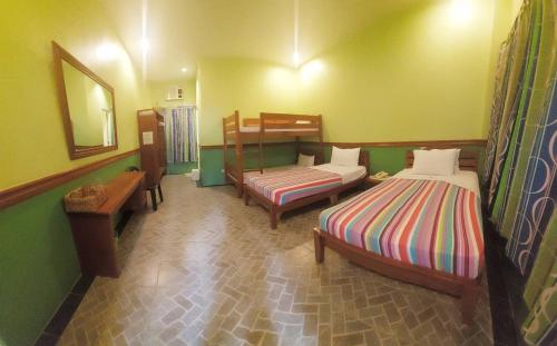 2 twin beds, 2 bunk beds