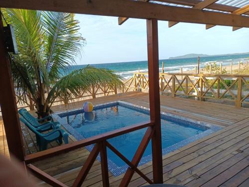 Villa Devonia - Beachfront Cabins with Pool at Tela, HN