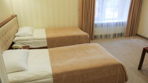 2 twin beds