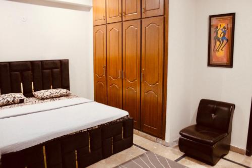 2 bedrooms, 5 beds