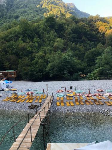 Bližnja okolica, Livadhi Guesthouse in Nderlysaj