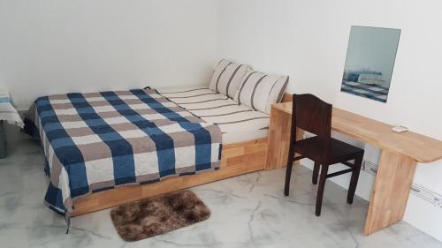 1 queen bed, 1 twin bed, 1 futon bed