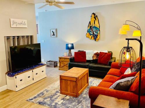 Eagle Nest River Views Hot Tub Games Sleeps 6 in Ahwahnee (CA)