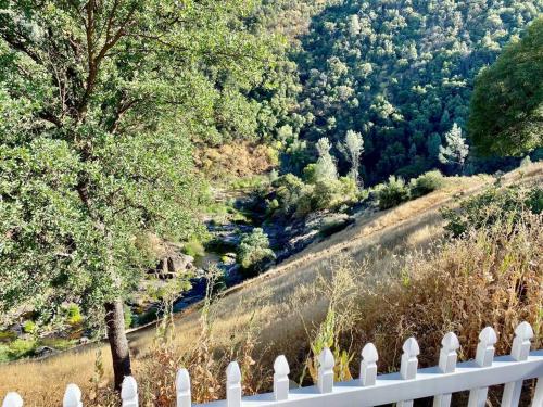 Eagle Nest River Views Hot Tub Games Sleeps 6 in Ahwahnee (CA)