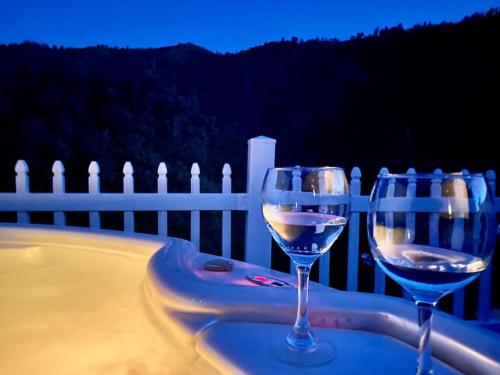 Happy Hedgehog River Views Hot Tub Private - Hotel - Ahwahnee