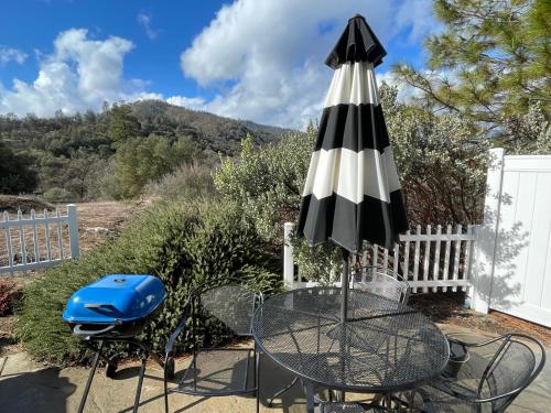 The Funky Chicken Hot Tub BBQ SLEEPS 4 in Avanī (CA)