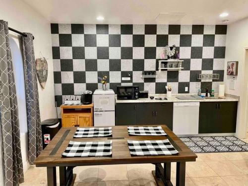 The Funky Chicken Hot Tub BBQ SLEEPS 4 in Avanī (CA)