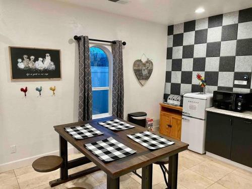 The Funky Chicken Hot Tub BBQ SLEEPS 4 in Avanī (CA)