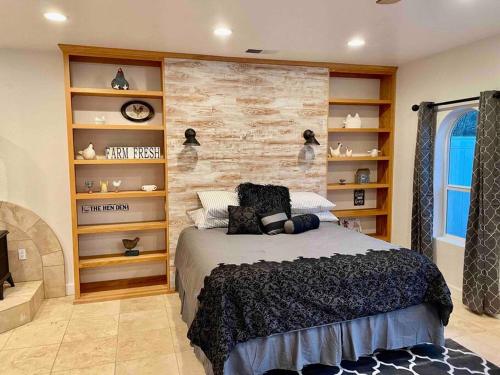 The Funky Chicken Hot Tub BBQ SLEEPS 4 in Avanī (CA)