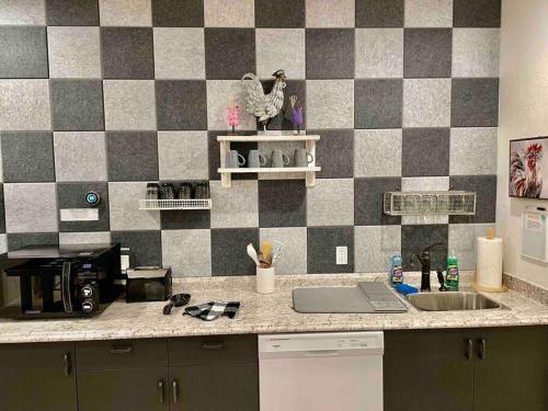 The Funky Chicken Hot Tub BBQ SLEEPS 4 in Avanī (CA)