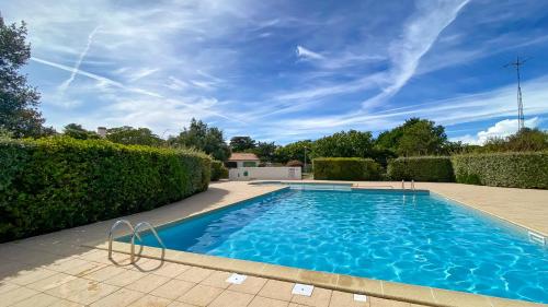 Petite location dans résidence avec piscine et terrains de tennis - Location, gîte - La Couarde-sur-Mer