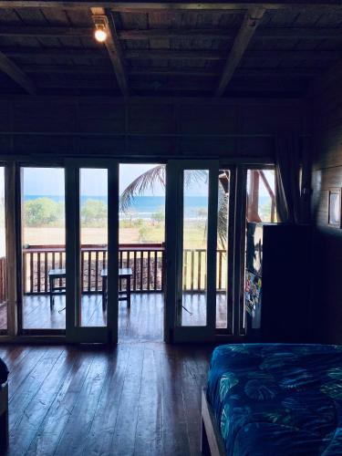 Erkély/terasz, Dikaloha Surfschool and Stay in Negara