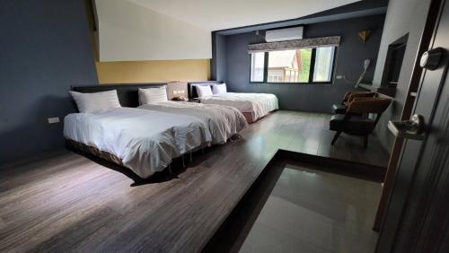 1 queen bed, 2 twin beds