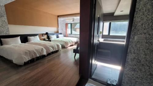 4 twin beds
