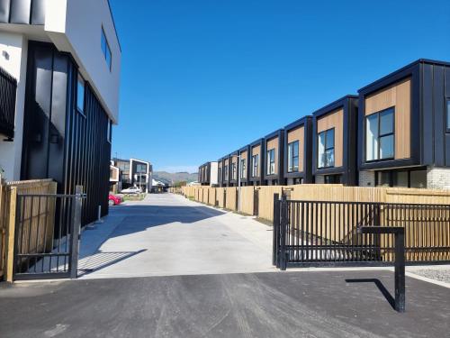 Addington townhouse with carpark 8mins walk to Hagley park south