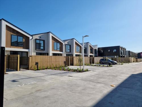 Addington townhouse with carpark 8mins walk to Hagley park south