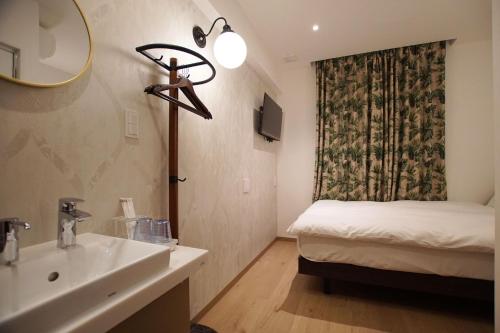 Economy Double Room image 10