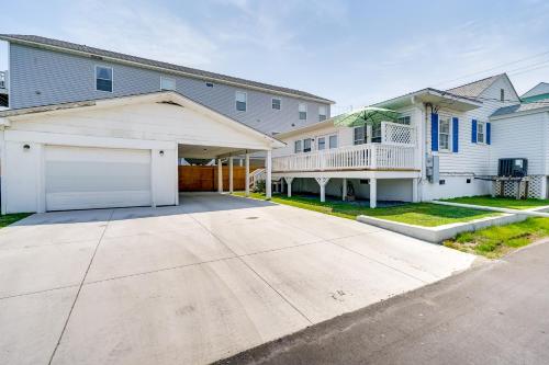 Carolina Beach Home with Private Deck Walk to Shore