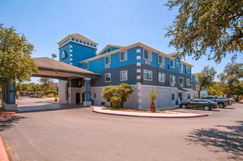 Days Inn & Suites by Wyndham San Antonio North/Stone Oak