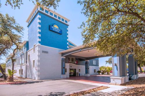 Days Inn & Suites by Wyndham San Antonio North/Stone Oak