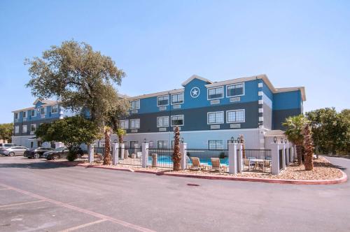 Days Inn & Suites by Wyndham San Antonio North/Stone Oak