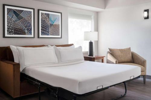 1 king bed, 1 sofa bed
