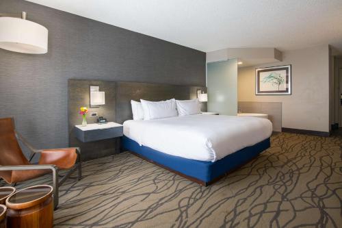 King Room with Soaking Tub and Marina View 