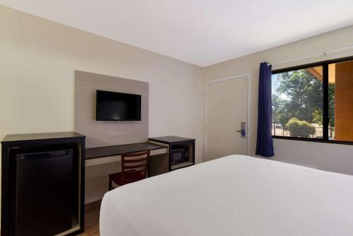 Springtown Inn - image 2