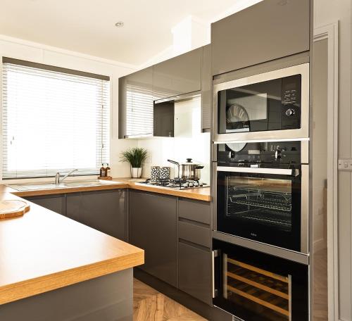 virtuve, Shropshire Lodges - Romantic Luxury Hot Tub Breaks in Billingsley