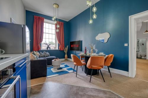 2 Bed Stunning Chic Apartment, Central Gloucester, With Parking, Sleeps 6 - By Blue Puffin Stays