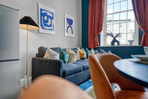 2 Bed Stunning Chic Apartment, Central Gloucester, With Parking, Sleeps 6 - By Blue Puffin Stays