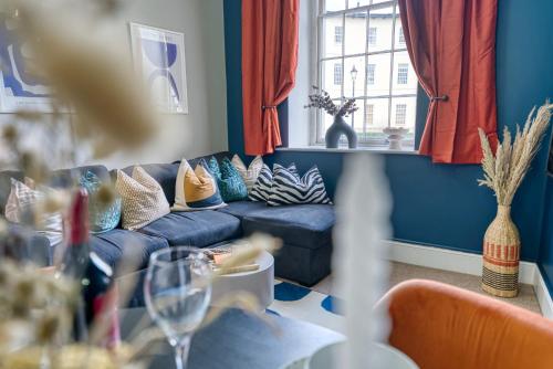 2 Bed Stunning Chic Apartment, Central Gloucester, With Parking, Sleeps 6 - By Blue Puffin Stays