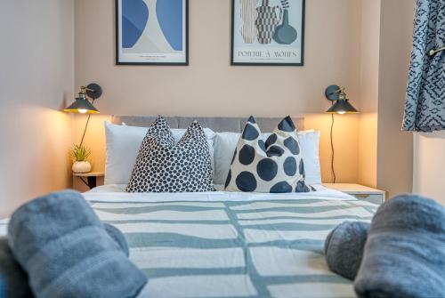 2 Bed Stunning Chic Apartment, Central Gloucester, With Parking, Sleeps 6 - By Blue Puffin Stays