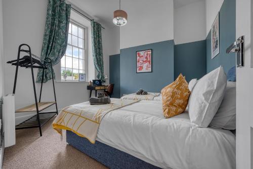 2 Bed Stunning Chic Apartment, Central Gloucester, With Parking, Sleeps 6 - By Blue Puffin Stays