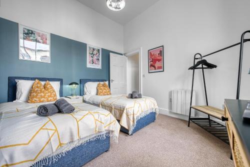 2 Bed Stunning Chic Apartment, Central Gloucester, With Parking, Sleeps 6 - By Blue Puffin Stays