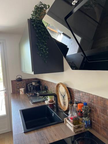 keuken, Appartement entre village et plages. in Le Mouranier