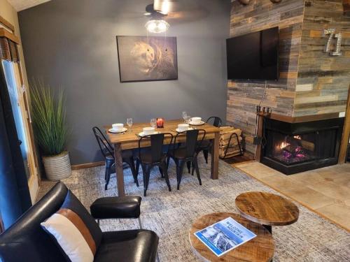 Ski-71 @Snowshoe Condo w/Loft. Slopes across the street! in Snowshoe, Vereinigte Staaten von Amerika