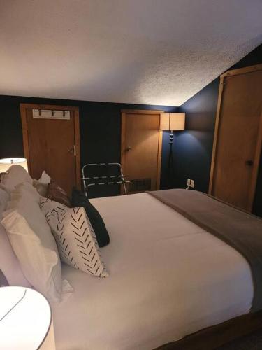 Ski-71 @Snowshoe Condo w/Loft. Slopes across the street! in Snowshoe, USA